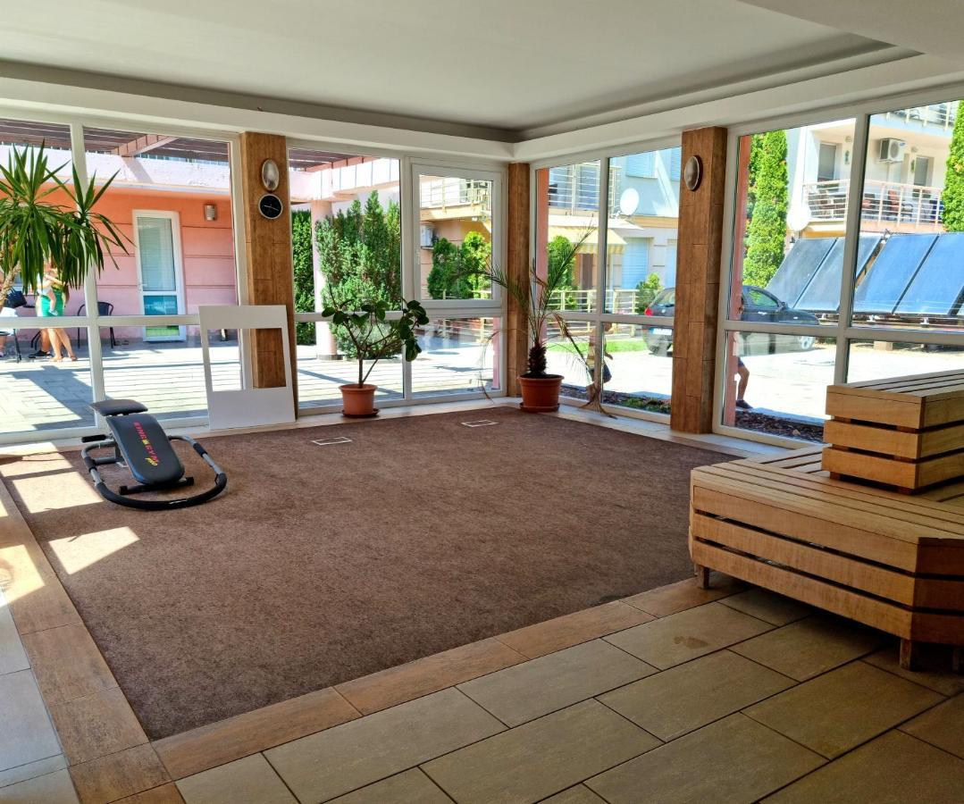 Relax Wellness Studio Hajduszoboszlo Apartment Exterior photo