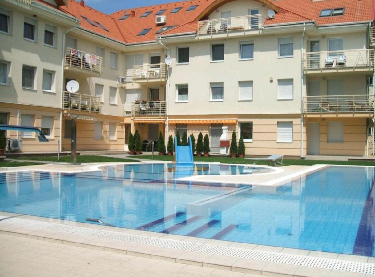 Relax Wellness Studio Hajduszoboszlo Apartment Exterior photo