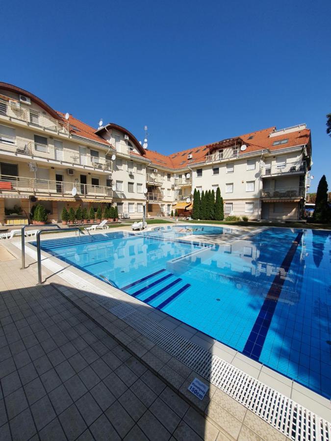 Relax Wellness Studio Hajduszoboszlo Apartment Exterior photo
